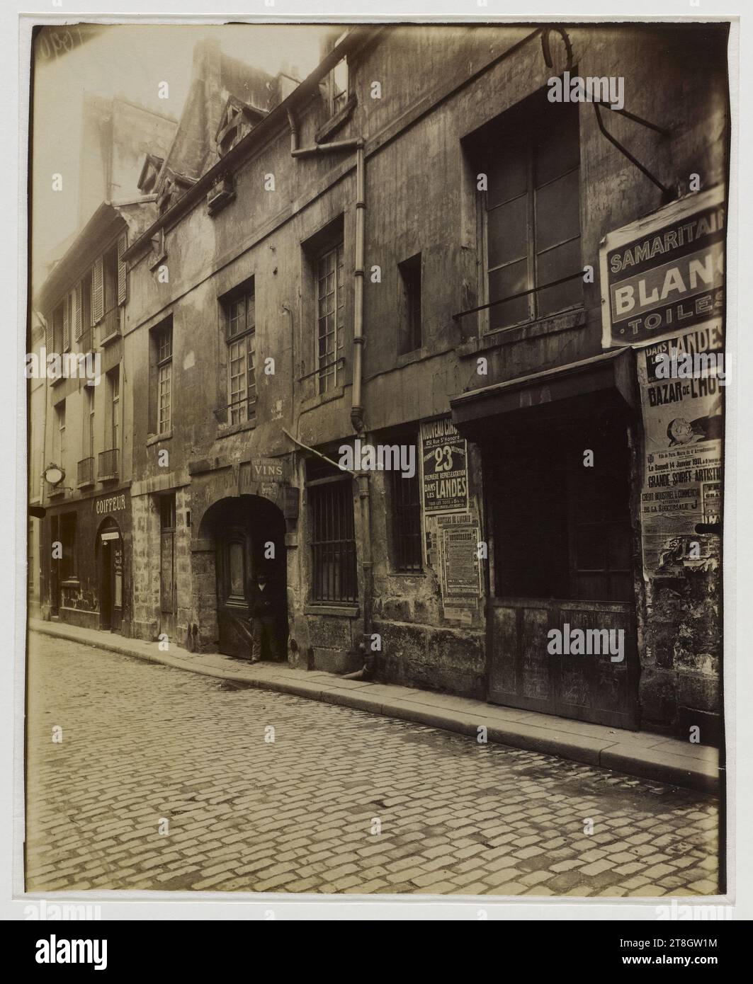 Das Haus am Eingang zur Passage des Singes, Rue des Guillemites 6, 4. Arrondissement, Paris, Atget, Eugène (Jean Eugène Auguste Atget), Fotograf, Fotografie, Grafik, Albumendruck, Abmessungen – Arbeit: Höhe: 22,1 cm, Breite: 18 cm Stockfoto