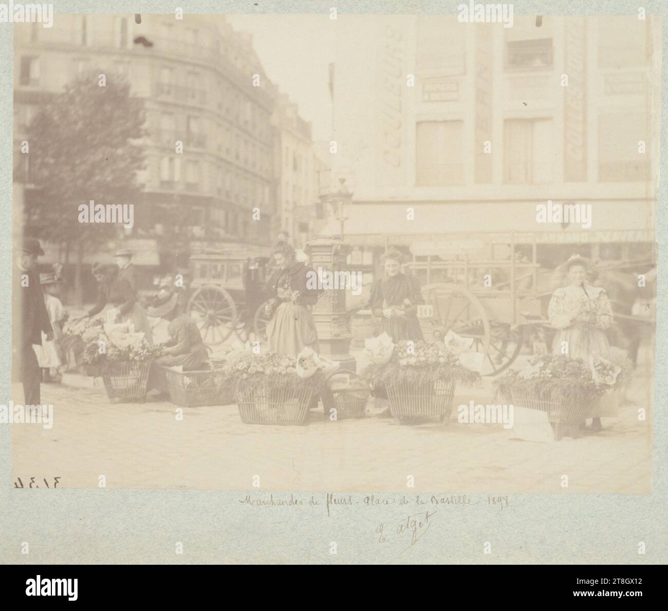 Blumenhändler, Ecke Rue de la Roquette und Rue du Faubourg-Saint-Antoine, Place de la Bastille, 11. Arrondissement, Paris, Atget, Eugène (Jean Eugène Auguste Atget), Fotograf, 1898, Fotografie, Grafik, Fotografie, Albumendruck, Abmessungen - Werk: Höhe: 17 cm, Breite: 22. 9 cm, Abmessungen – ursprüngliche Montage:, Höhe: 23,9 cm, Breite: 30,1 cm Stockfoto