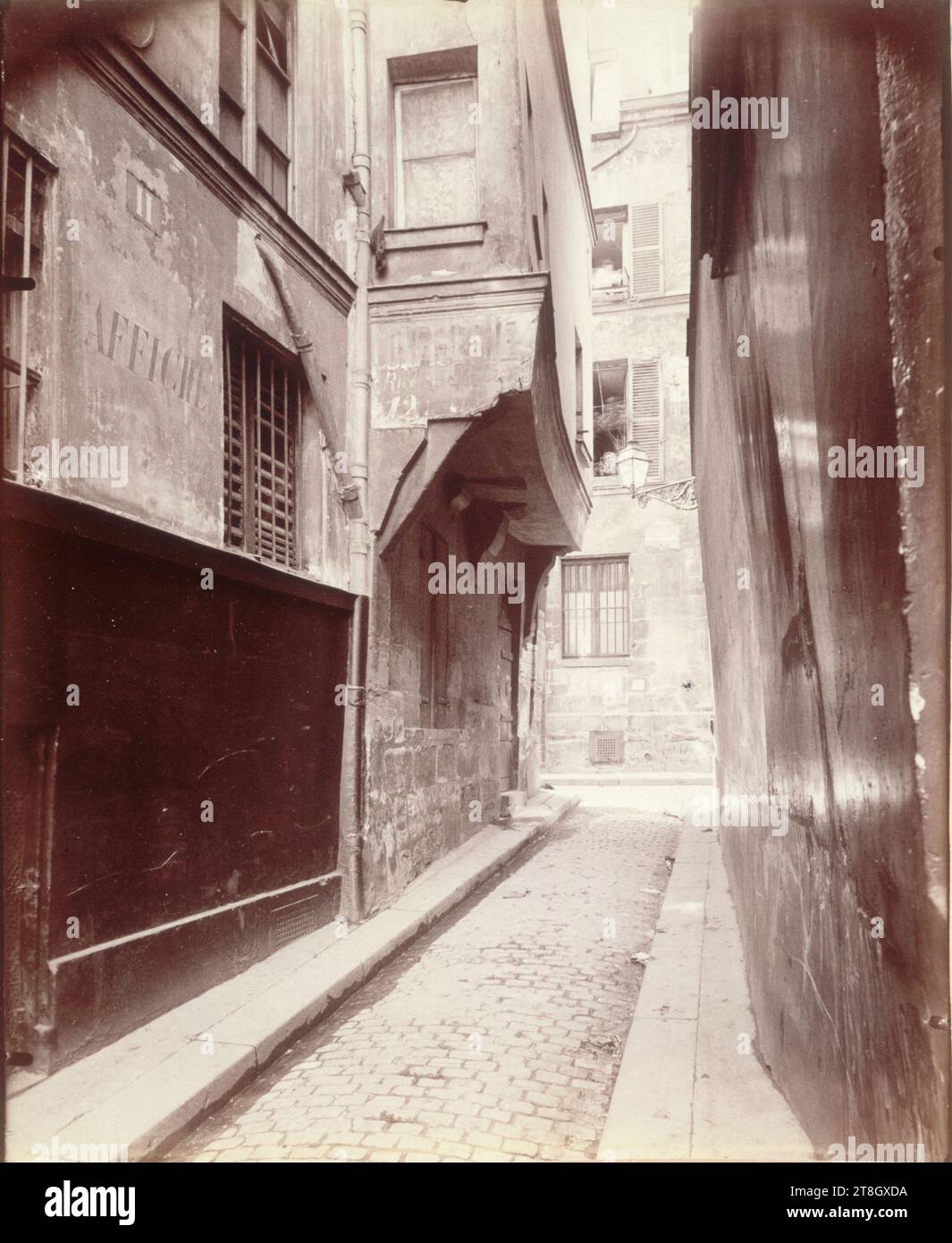 Passage, Rue Grenier-sur-l'Eau, 4. Arrondissement, Paris, Atget, Eugène (Jean Eugène Auguste Atget), Fotograf, Fotografie, Grafik, Albumendruck, Abmessungen – Arbeit: Höhe: 21,8 cm, Breite: 18 cm Stockfoto