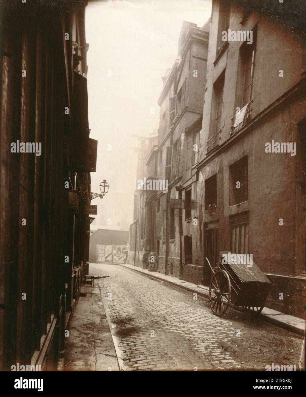 Perspektive der Rue des Barres, 4. Arrondissement, Paris, Atget, Eugène (Jean Eugène Auguste Atget), Fotograf, Fotografie, Grafik, Albumendruck, Abmessungen – Arbeit: Höhe: 21,9 cm, Breite: 18 cm Stockfoto