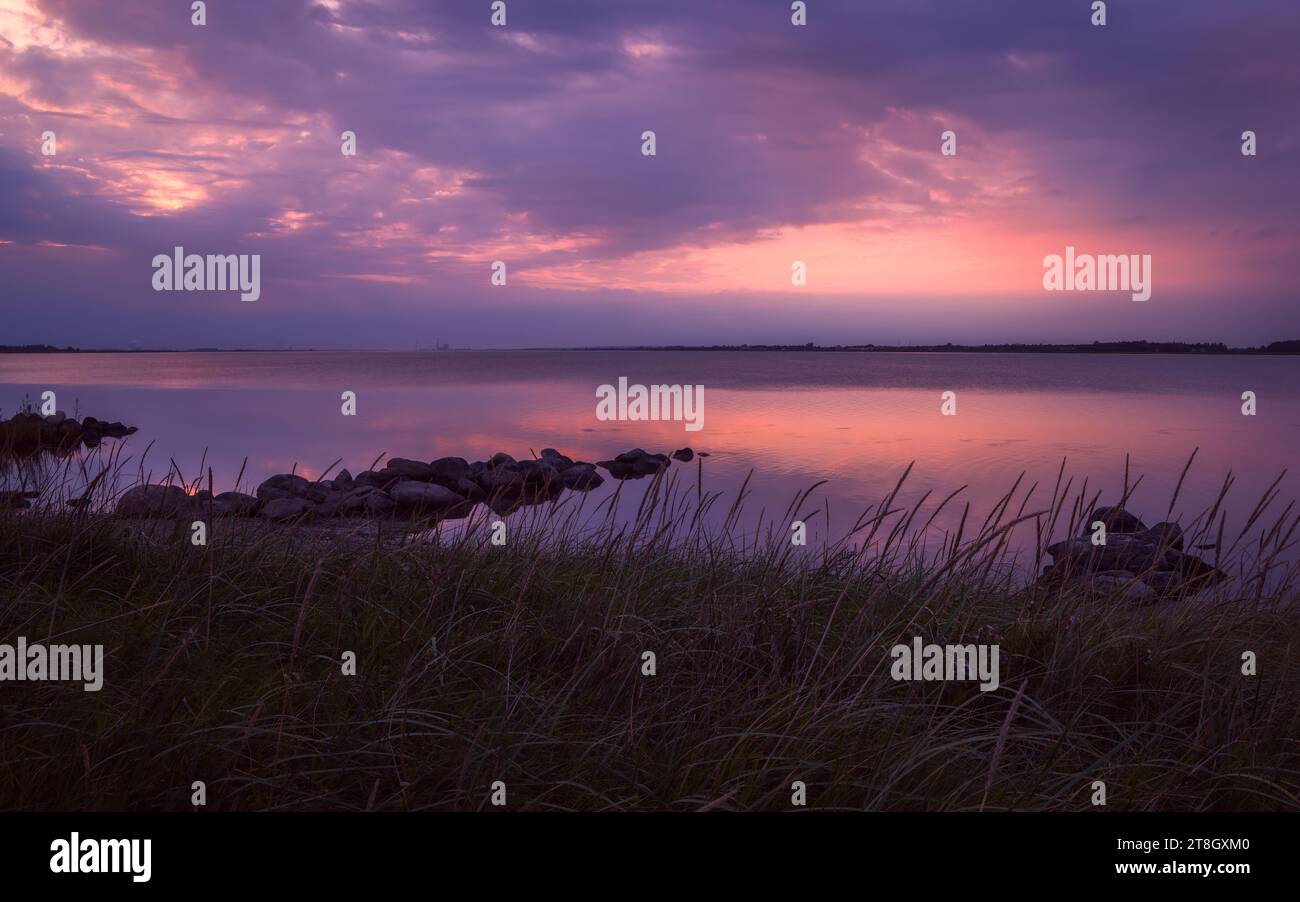 Wunderschöner farbenfroher Sonnenuntergang in Limfjord, Jütland, Dänemark Stockfoto