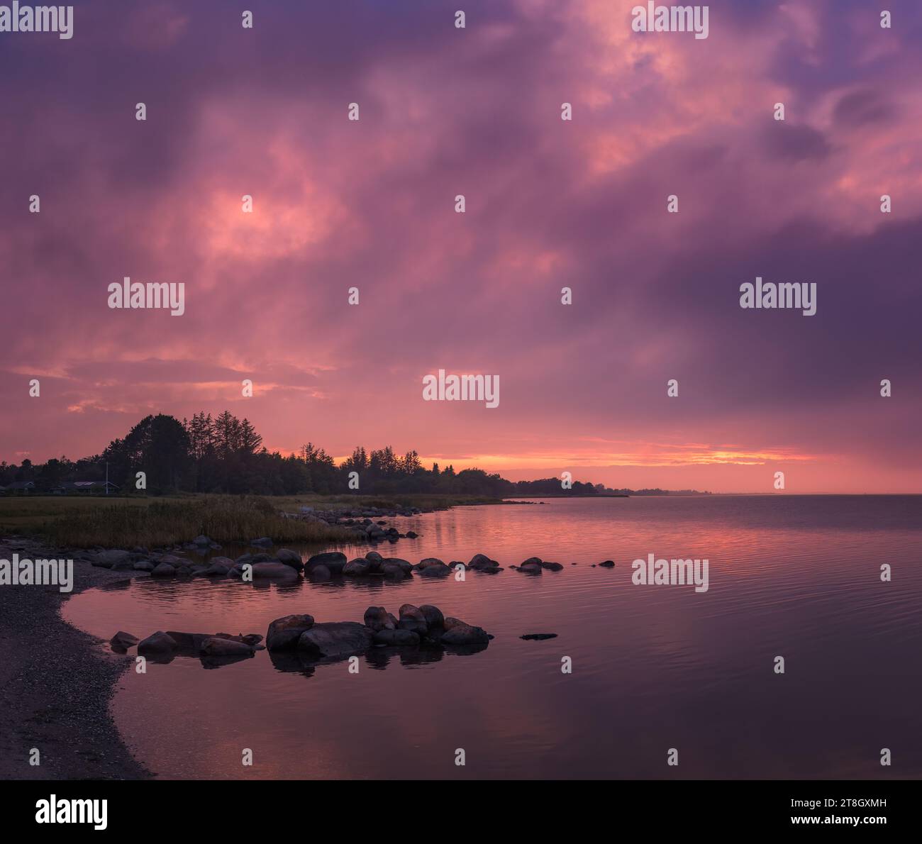 Wunderschöner farbenfroher Sonnenuntergang in Limfjord, Jütland, Dänemark Stockfoto