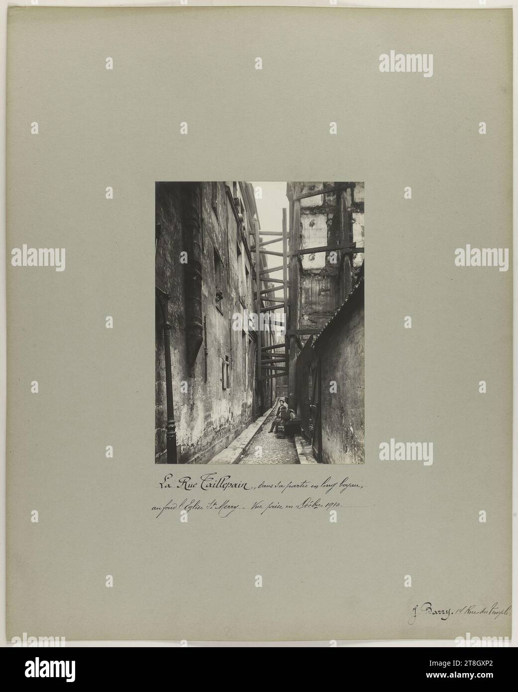 Rue Taillepain in ihrem langen Abschnitt hinter der Kirche Saint-Merri, 4. Arrondissement, Paris, Barry, Jean, Fotograf, EN 12-1910, Fotografie, Grafik, Fotografie, Gelatino Silberbromiddruck, Arbeitsmaße: Höhe: 22,4 cm, Breite: 16,7 cm, Abmessungen der alten Halterung:, Höhe: 50,2 cm, Breite: 40,1 cm Stockfoto