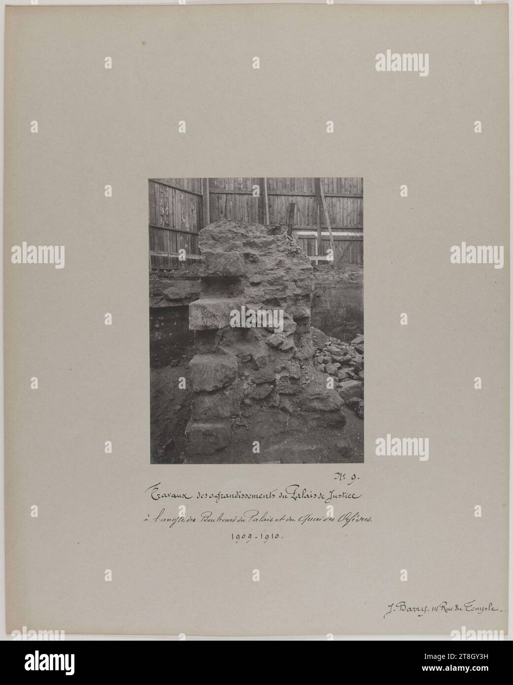 Erweiterung des Justizpalais an der Ecke Boulevard du Palais und Quai des Orfèvres, 4. Arrondissement, Paris, Barry, Jean, Fotograf, zwischen 1909 und 1910, Fotografie, Grafik, Fotografie, Gelatine Silberbromiddruck, Abmessungen - Arbeit: Höhe: 16,7 cm, Breite: 22,8 cm, Abmessungen - Antike Halterung:, Höhe: 40,1 cm, Breite: 50,2 cm Stockfoto