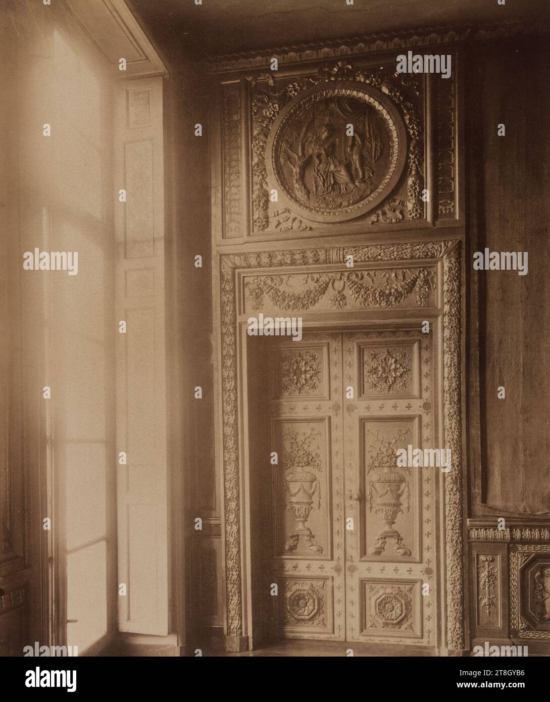 Salontür, innen des Hôtel Lauzun, 17 Quai d'Anjou, 4. Arrondissement, Paris, Atget, Eugène (Jean Eugène Auguste Atget), Fotograf, Fotografie, Grafik, Albumendruck, Abmessungen – Arbeit: Höhe: 21,8 cm, Breite: 17,6 cm Stockfoto