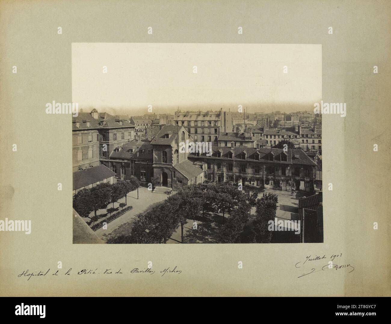 Blick auf den Michon Pavillon im Krankenhaus Pitié-Salpêtrière, 13. Arrondissement, Paris, Barry, Jean, Fotograf, EN 7-1903, 19.-20. Jahrhundert, Fotografie, Grafik, Fotografie, Gelatino Silberbromiddruck, Abmessungen - Werk: Höhe: 23,2 cm, Breite: 28,8 cm, Abmessungen - Befestigung:, Höhe: 39,7 cm, Breite: 50 cm Stockfoto