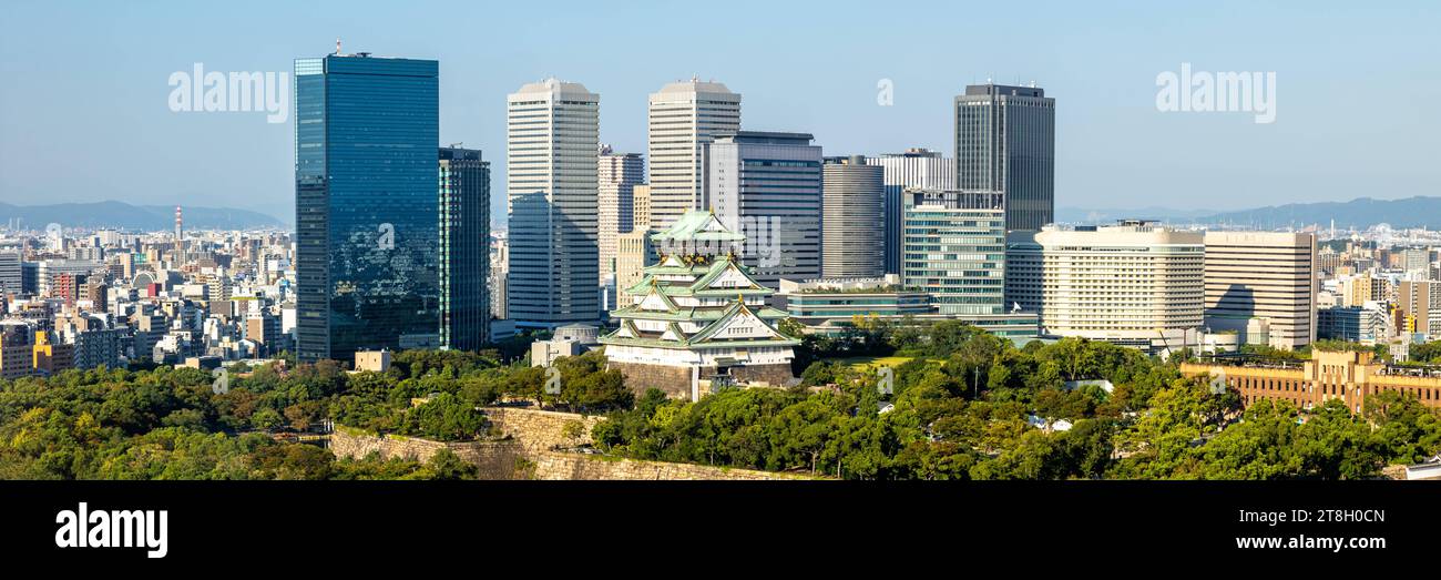 Burg Osaka Schloss von oben mit der Skyline Hochhäuser Panorama in Japan Osaka, Japan. , . Burg Osaka Schloss von oben mit der Skyline Hochhäuser Panorama in Osaka, Japan. *** Osaka Castle von oben mit dem Skyline Skyscrapers Panorama in Japan Osaka, Japan 29. September 2023 Osaka Castle von oben mit dem Skyline Skyscrapers Panorama in Osaka, Japan Credit: Imago/Alamy Live News Stockfoto