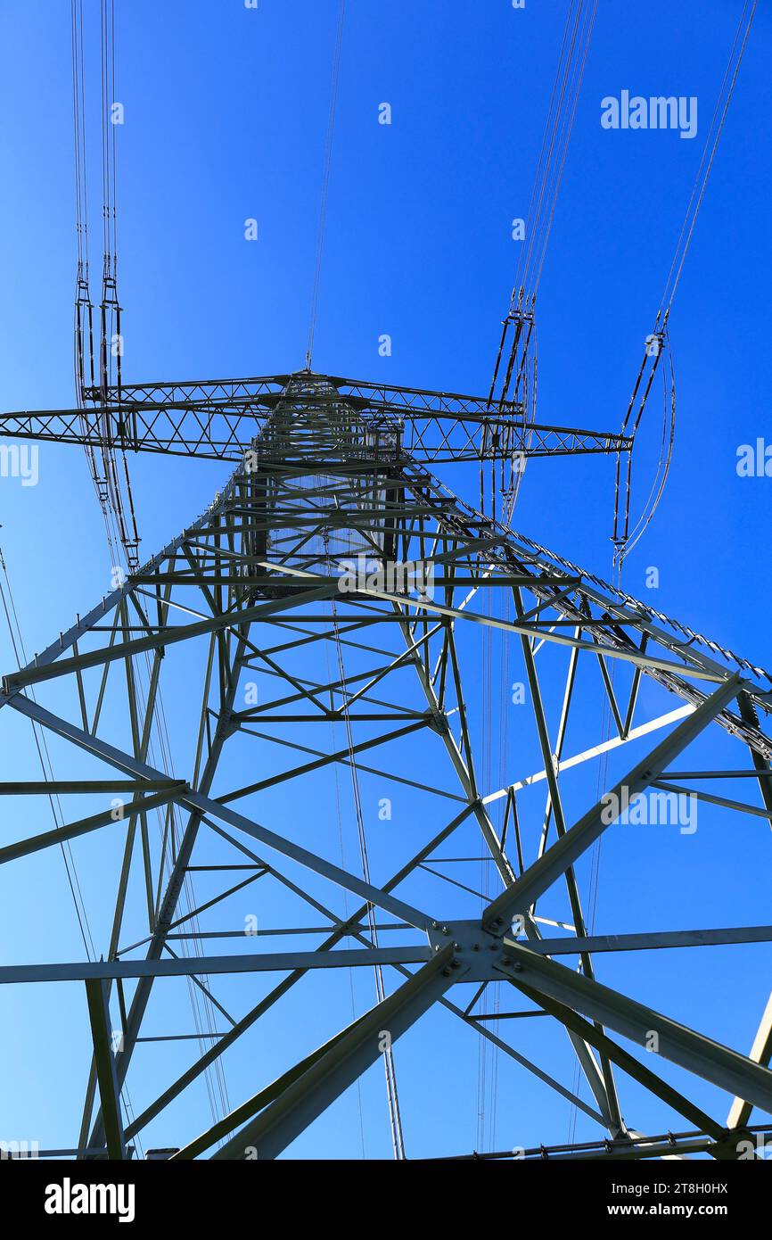 Strommast und Netzkabel vor einem blauen Himmel Stockfoto