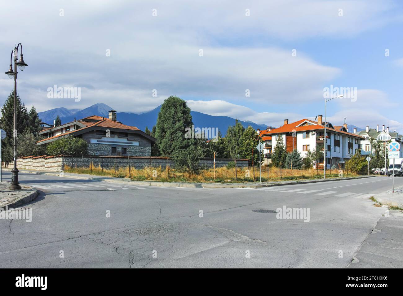 BANSKO, BULGARIEN - 10. SEPTEMBER 2023: Typische Straßen und Gebäude in der Stadt Bansko, Region Blagoevgrad, Bulgarien Stockfoto