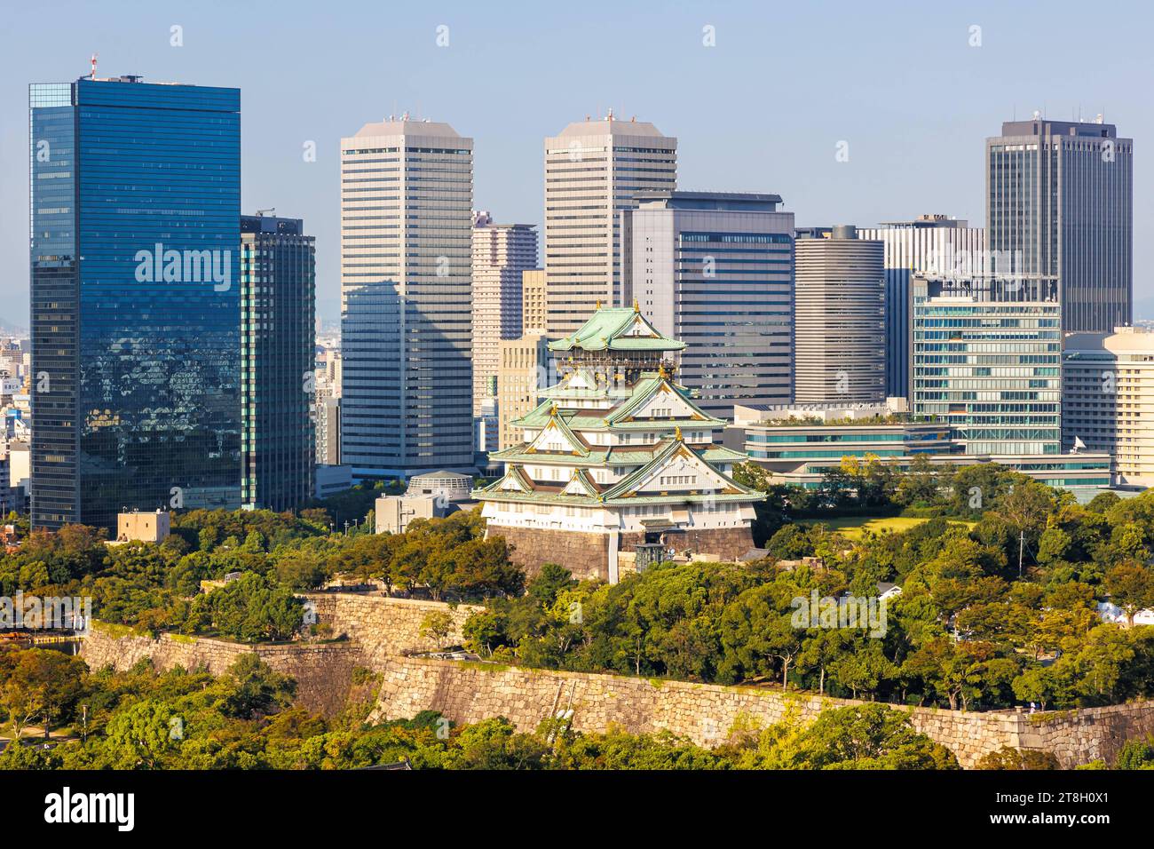 Burg Osaka Castle von oben mit der Skyline Hochhäuser in Japan Osaka, Japan. , . Burg Osaka Schloss von oben mit der Skyline Hochhäuser in Osaka, Japan. *** Osaka Castle von oben mit den Skyline Wolkenkratzern in Japan Osaka, Japan 29. September 2023 Osaka Castle von oben mit den Skyline Wolkenkratzern in Osaka, Japan Credit: Imago/Alamy Live News Stockfoto