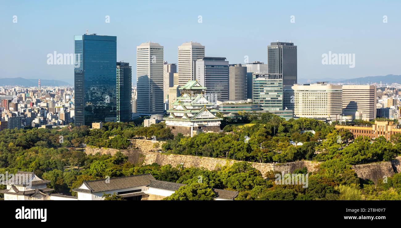 Burg Osaka Schloss von oben mit der Skyline Hochhäuser Panorama in Japan Osaka, Japan. , . Burg Osaka Schloss von oben mit der Skyline Hochhäuser Panorama in Osaka, Japan. *** Osaka Castle von oben mit dem Skyline Skyscrapers Panorama in Japan Osaka, Japan 29. September 2023 Osaka Castle von oben mit dem Skyline Skyscrapers Panorama in Osaka, Japan Credit: Imago/Alamy Live News Stockfoto