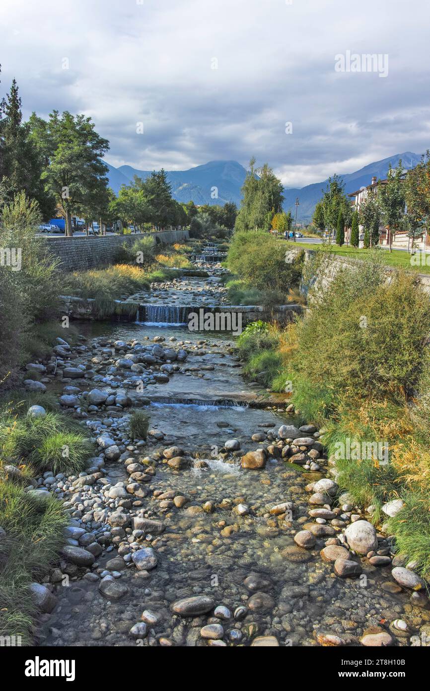 BANSKO, BULGARIEN - 10. SEPTEMBER 2023: Typische Straßen und Gebäude in der Stadt Bansko, Region Blagoevgrad, Bulgarien Stockfoto