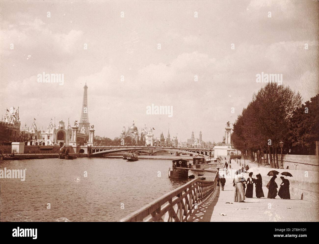 Blick auf die Brücke Alexandre III. Und die Gebäude auf dem linken Ufer, Paris, Fotograf, 1900, 19.-20. Jahrhundert, Fotografie, Grafik, Fotografie, Gelatine Silberchloriddruck, Abmessungen - Bild:, Höhe: 6 cm, Breite: 8,5 cm, Abmessungen - Rand:, Höhe: 6,5 cm, Breite: 8,8 cm Stockfoto