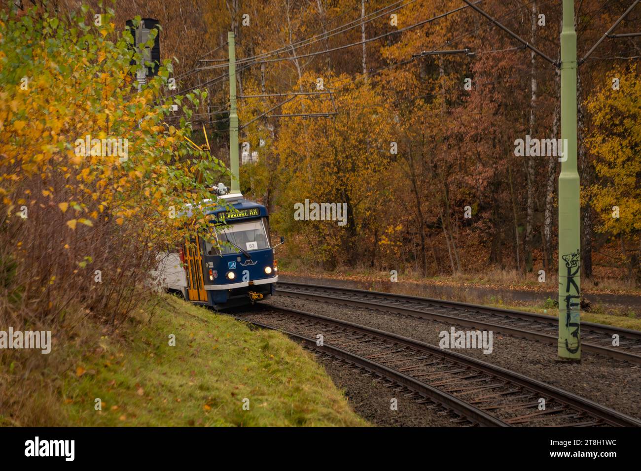 Straßenbahnen in Hanglage zwischen Vratislavice und Liberec in Farbe Herbst Liberec CZ 11 18 2023 Stockfoto