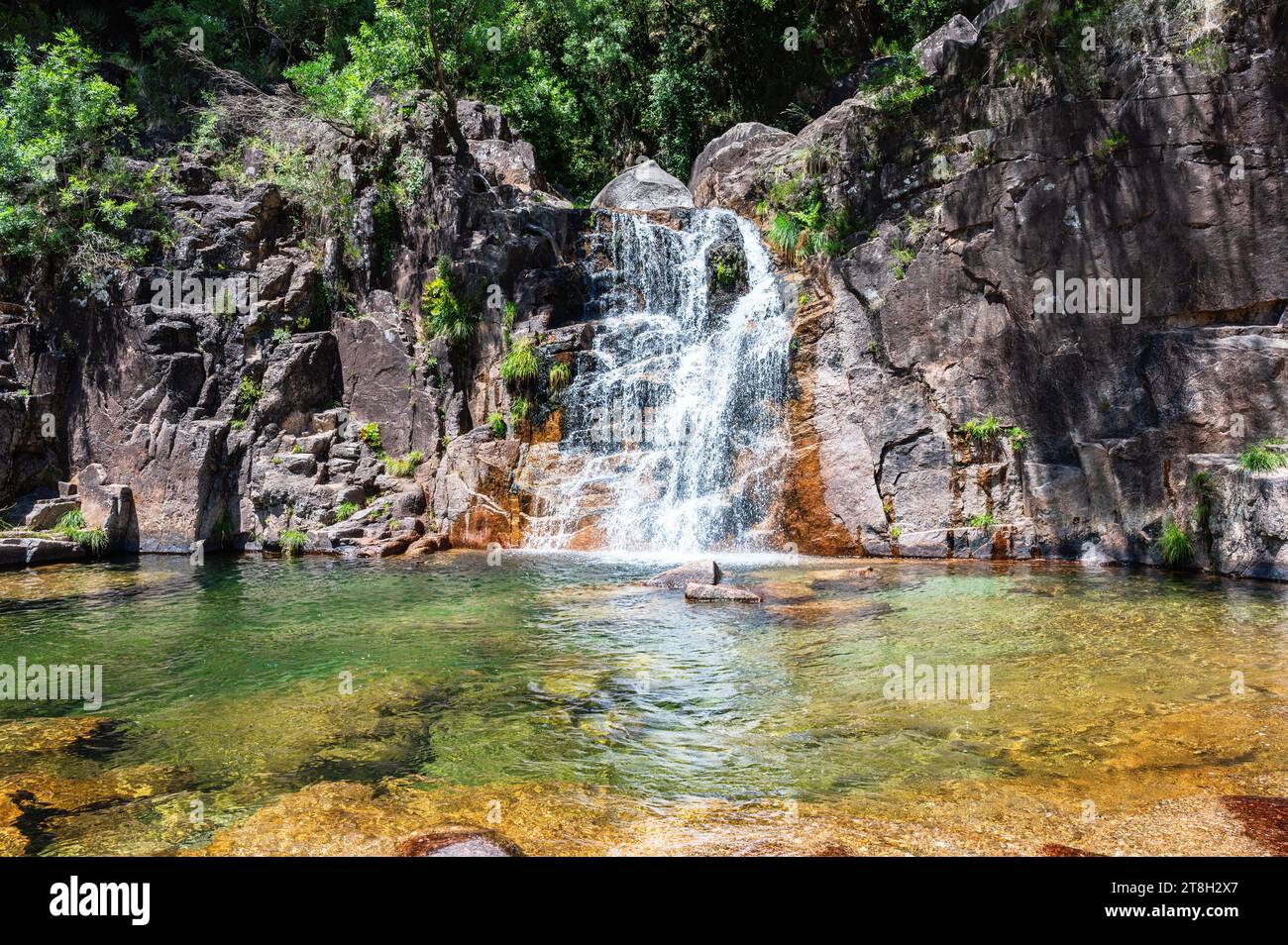Der Wasserfall Cascata do Tahiti oder auch Fecha de Barcas im Norden Portugals liegt in der Nähe von Ermida in der Region Braga, Peneda Geres Nationalpark Stockfoto