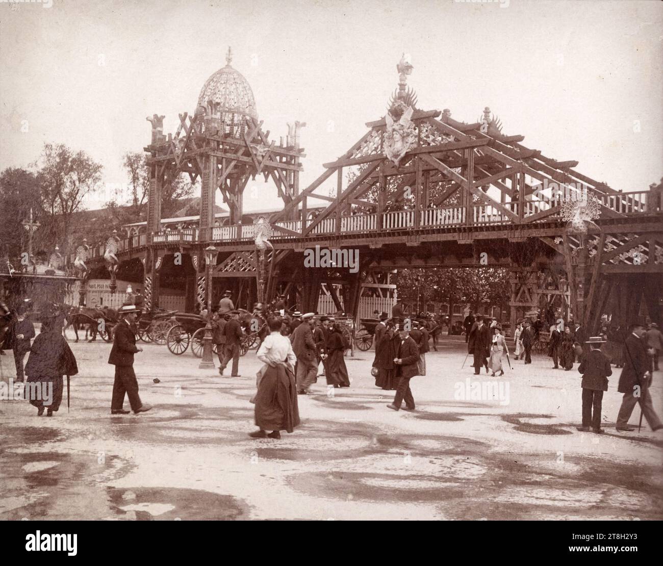 Passanten, Weltausstellung 1900, Champs de Mars, 7. Arrondissement, Amateurfotograf, Fotograf, Array, Fotografie, Grafik, Fotografie, entwickelter Gelatine-Chlor-Silberbromid-Druck, Paris, Abmessungen - Werk: Höhe: 7,9 cm, Breite: 9 cm Stockfoto