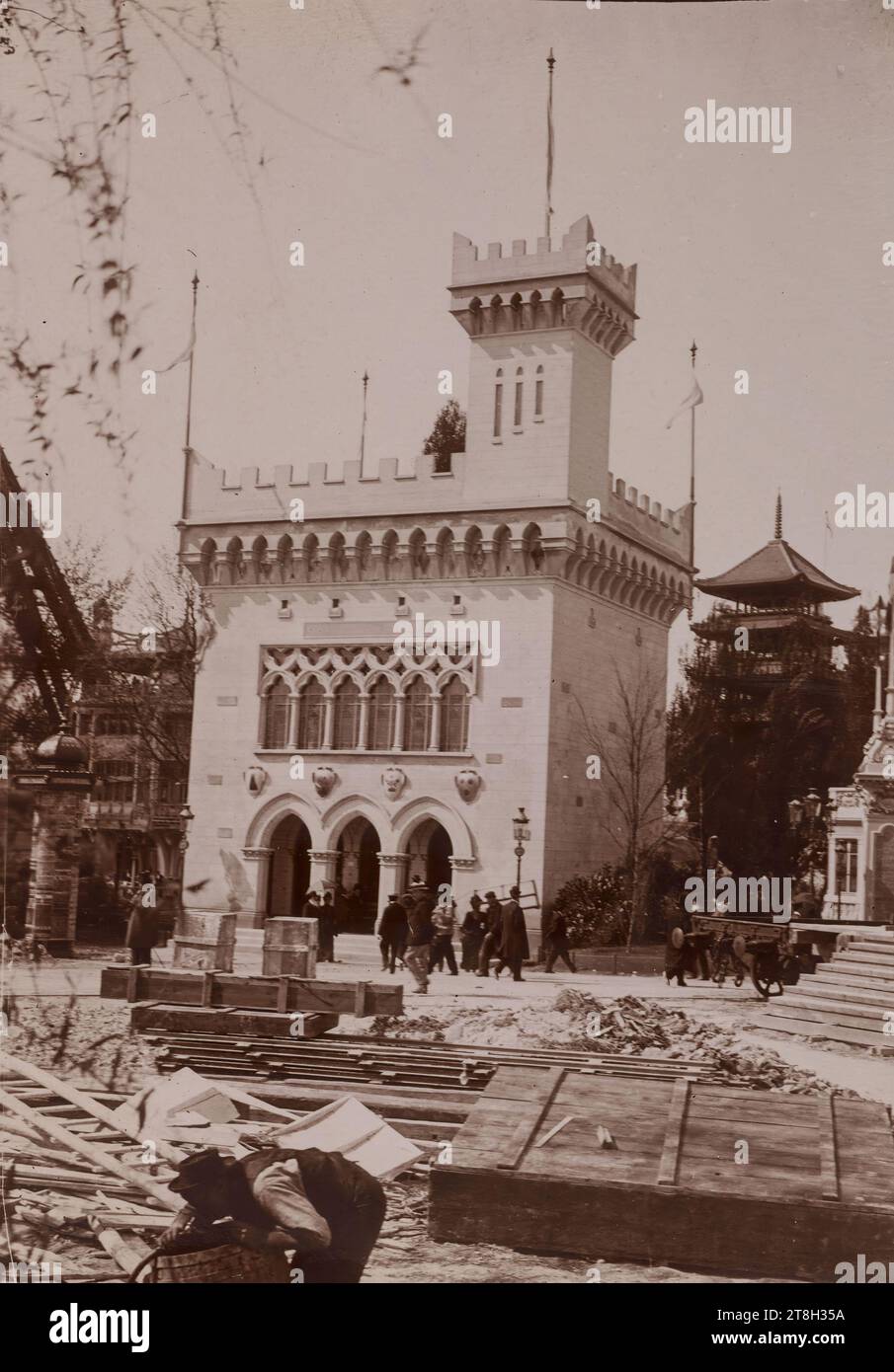 Pavillon der Republik San Marino im Bau am Fuße des Eiffelturms, 7. Arrondissement, Paris, Fotograf, 19.-20. Jahrhundert, Fotografie, Grafik, Fotografie, Gelatine Silberchloriddruck, Abmessungen - Bild:, Höhe: 8,6 cm, Breite: 6 cm, Abmessungen - Rand:, Höhe: 8,9 cm, Breite: 6,6 cm Stockfoto