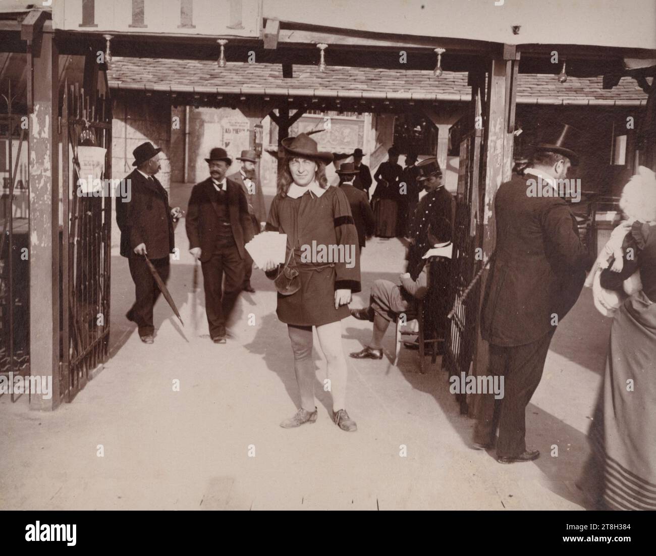 Figur im Kostüm, Weltausstellung 1900, Champs-de-Mars, 7. Arrondissement, Paris, Amateurfotograf, Fotograf, 1900, Fotografie, Grafik, Fotografie, Aristotype, Paris, Abmessungen - Werk: Höhe: 8 cm, Breite: 8,2 cm Stockfoto