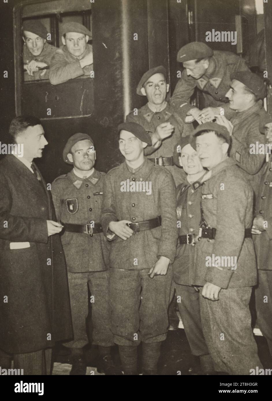 PARIS. Ein großes Kontingent von Legionären aus L.V.F. verließ Paris über den Gare de l'Est zur Ostfront, bevor sie verließen, sprachen die Legionäre mit Captain de Messine, Visa v. 84499, 1943, 20. Jahrhundert, Foto: Silbergelatine-Bromid-Druck, Tinte, Maße - Werk: Höhe: 17,9 cm, Breite: 13,1 cm Stockfoto