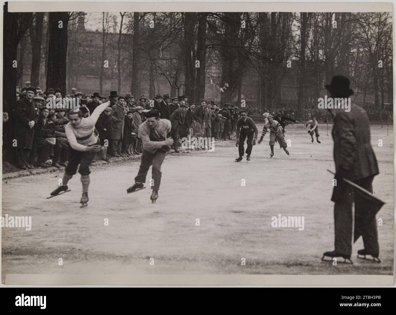 Ankunft des Eislaufrennens beim Wintersportfestival am Lake Saint-Mandé, 12. Arrondissement, Paris, Agence Rol G. Devred, Fotograf, 1929, Fotografie, Grafik, Fotografie, Gelatine-silberner Bromiddruck, Abmessungen - Werk: Höhe: 12,1 cm, Breite: 18 cm, Abmessungen - Rand:, Höhe: 13,1 cm, Breite: 18 cm Stockfoto