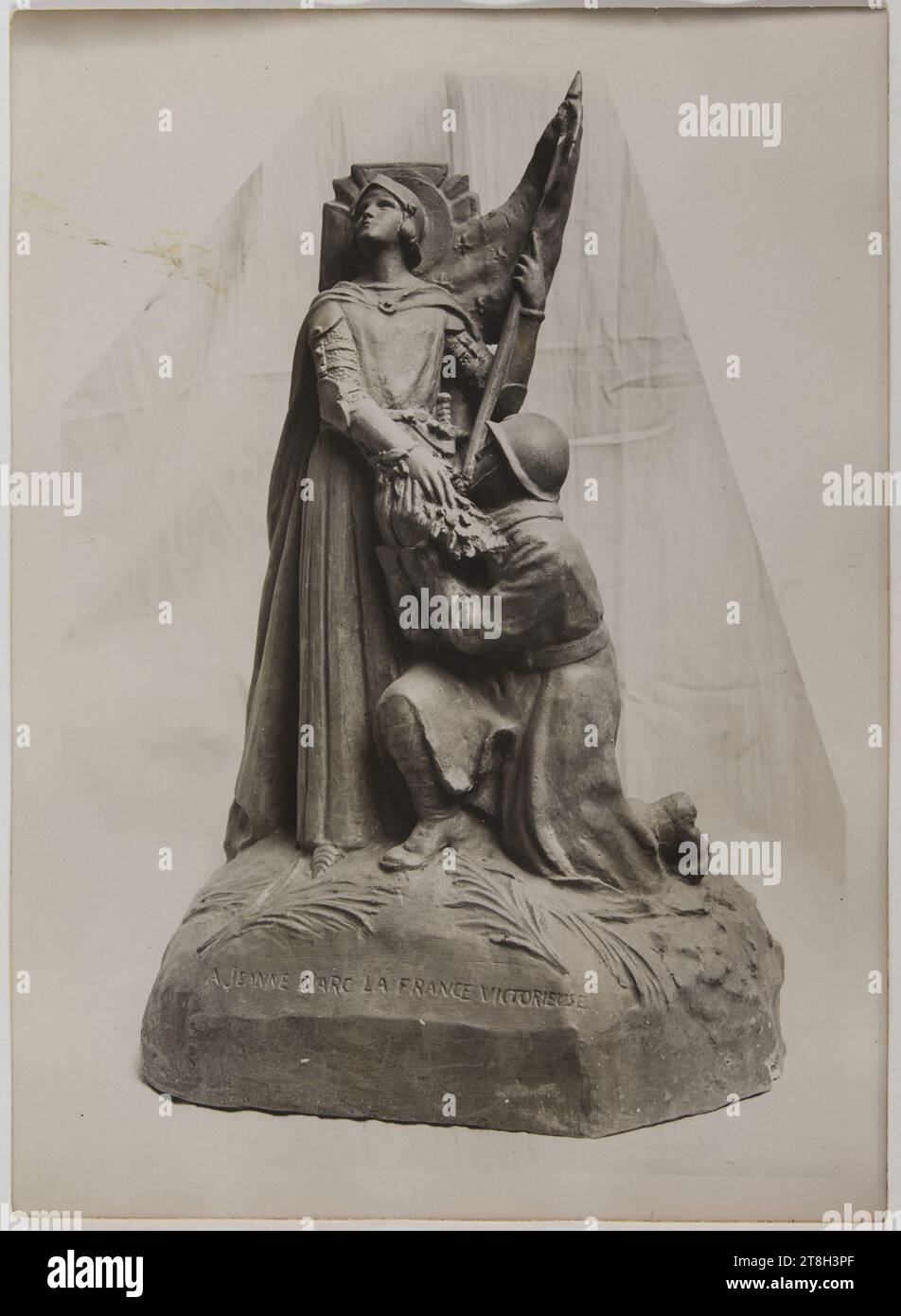 A Jeanne d'Arc, la France Victorieuse, Statue von Maxime Real del Sarte zum fünften hundertsten Jahrestag der Erlösung von Orleans, Agence Rol G. Devred, Fotograf, EN 2-2-1929, Fotografie, Grafik, Fotografie, Drucken Gelatine Silberbromid, Abmessungen - Werk: Höhe: 16,5 cm, Breite: 11,9 cm, Abmessungen - Rand:, Höhe: 18 cm, Breite: 13,1 cm Stockfoto