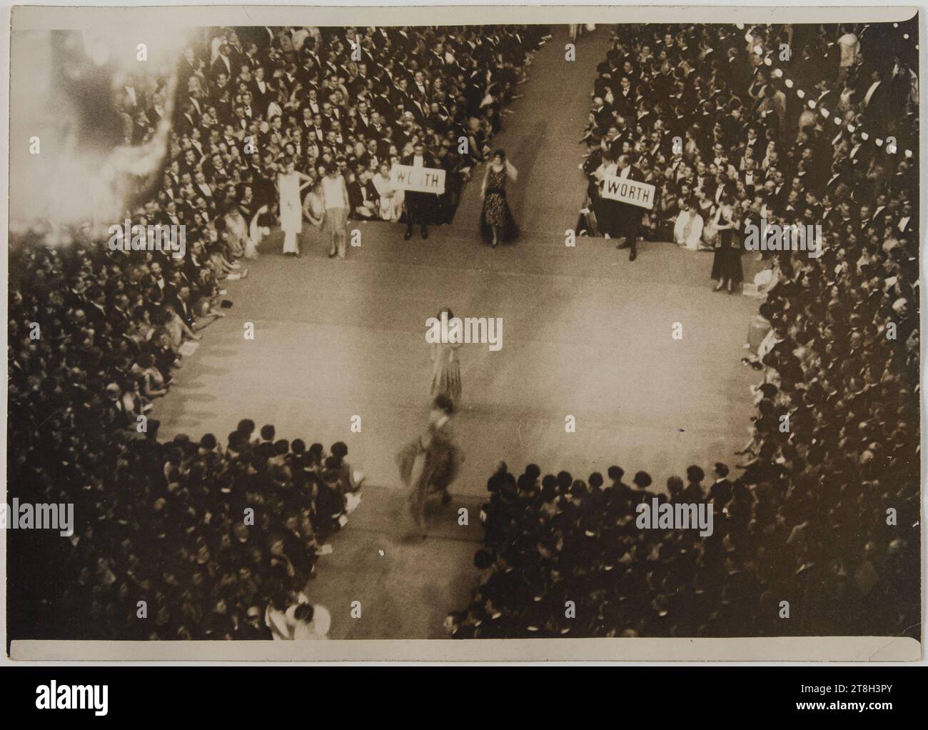 Couture Ball in der Oper. Allgemeine Ansicht während der Toilettenparade des Worth Hauses, 9. Arrondissement, Paris, Agence Rol G. Devred, Fotograf, 14-2-1929, Fotografie, Grafik, Fotografie, Gelatine-silberner Bromiddruck, Abmessungen - Werk: Höhe: 12 cm, Breite: 17,9 cm, Abmessungen - Rand:, Höhe: 13 cm, Breite: 17,9 cm Stockfoto