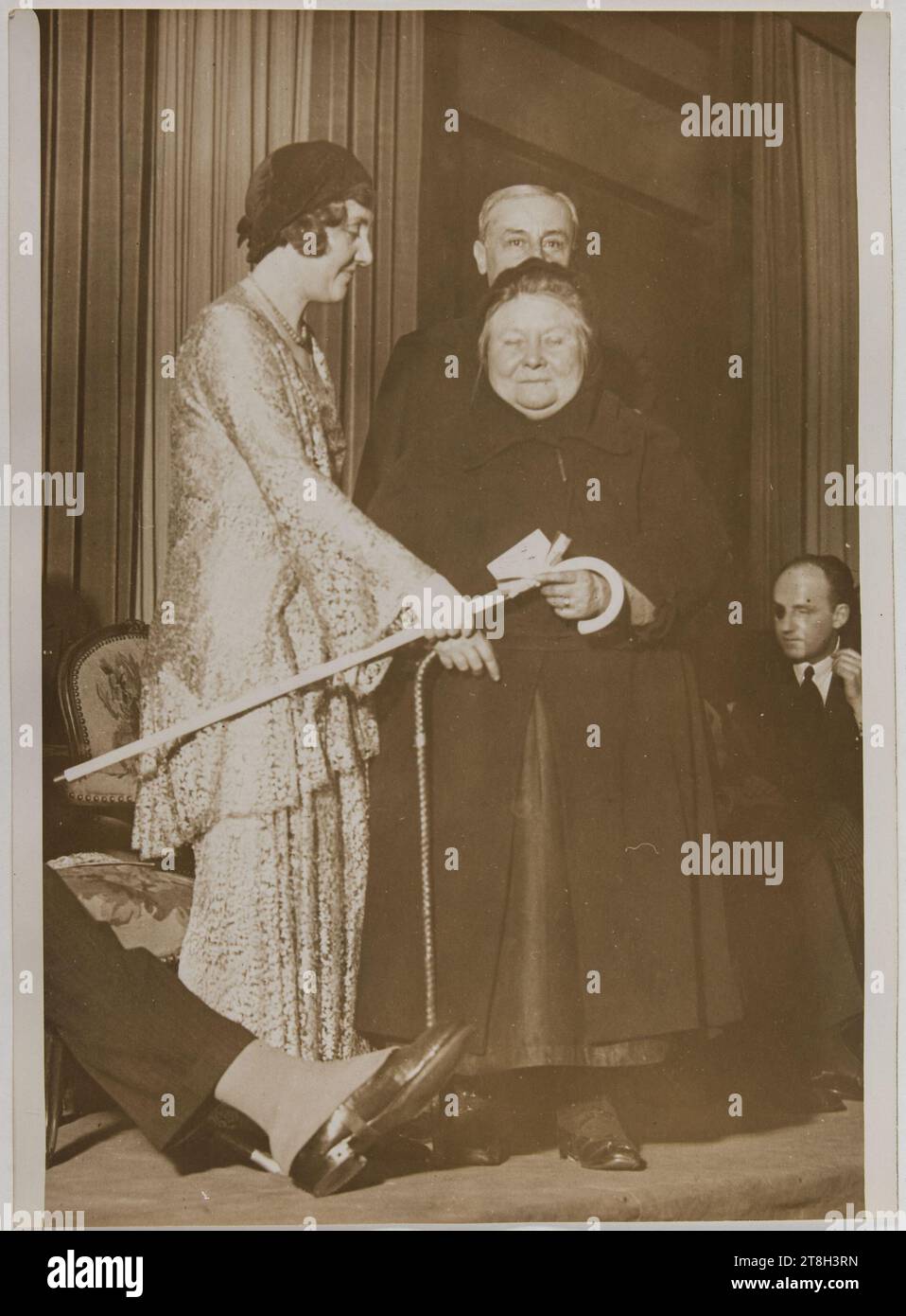 Zeremonie für die Präsentation der weißen Stöcke, die den Blinden angeboten werden, von Mademoiselle d'Herbemont im Cercle interallié, Paris, Agence Rol G. Devred, Photographe, EN 7-2-1931, Fotografie, Grafik, Fotografie, Gelatino Silberbromiddruck, Abmessungen - Werk: Höhe: 17,8 cm, Breite: 12,1 cm, Abmessungen - Rand:, Höhe: 13,1 cm, Breite: 17,8 cm Stockfoto