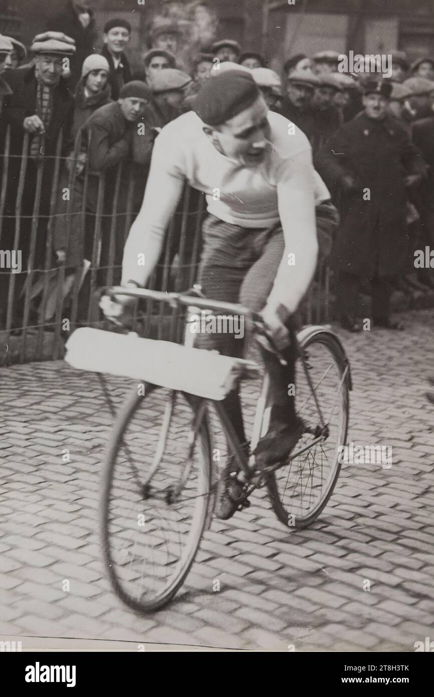 Etienne Tissot, Gewinnerin des Criteriums der Zeitungsgesellschaften, Paris. 8. Februar 1931, Agence Rol G. Devred, Fotograf, in 8-2-1931, Fotografie, Grafik, Fotografie, Gelatine-silberner Bromiddruck, Abmessungen - Originalgröße: Höhe: 17,8 cm, Breite: 12,1 cm, Abmessungen - Rand:, Höhe: 17,8 cm, Breite: 13,1 cm Stockfoto