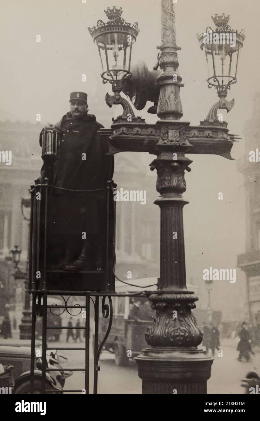 Le mirador de l'Opéra beheizt zwei Heizkörper, 9. Arrondissement, Paris, Agence Rol G. Devred, Photographe, EN 5-1-1929, Fotografie, Grafik, Fotografie, Gelatino Silberbromiddruck, Abmessungen - Werk: Höhe: 17,9 cm, Breite: 12 cm, Abmessungen - Rand:, Höhe: 17,9 cm, Breite: 13,1 cm Stockfoto