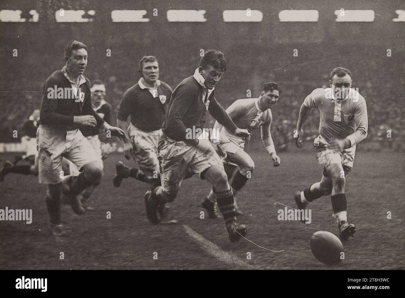 Rugby-Spiel zwischen Frankreich und Irland, Colombes Stadion, Agence Rol G. Devred, Fotograf, Array, Fotografie, Grafik, Fotografie, Gelatinedruckbromiddruck, Abmessungen - Werk: Höhe: 12,1 cm, Breite: 18 cm, Abmessungen - Rand:, Höhe: 13 cm, Breite: 18 cm Stockfoto