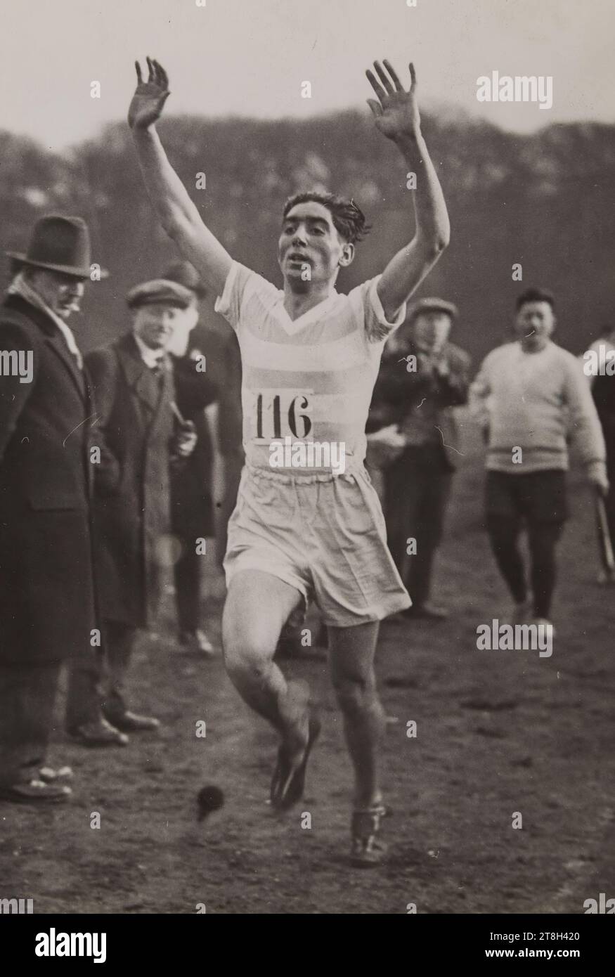 Rerolie Gewinner des Championnat de Parie de Cross Country, Saint-Germain, Agence Rol G. Devred, Photographe, EN 8-2-1931, Fotografie, Grafik, Fotografie, Gelatino Silberbromiddruck, Abmessungen - Werk: Höhe: 17,8 cm, Breite: 12,1 cm, Abmessungen - Rand:, Höhe: 17,8 cm, Breite: 13,1 cm Stockfoto