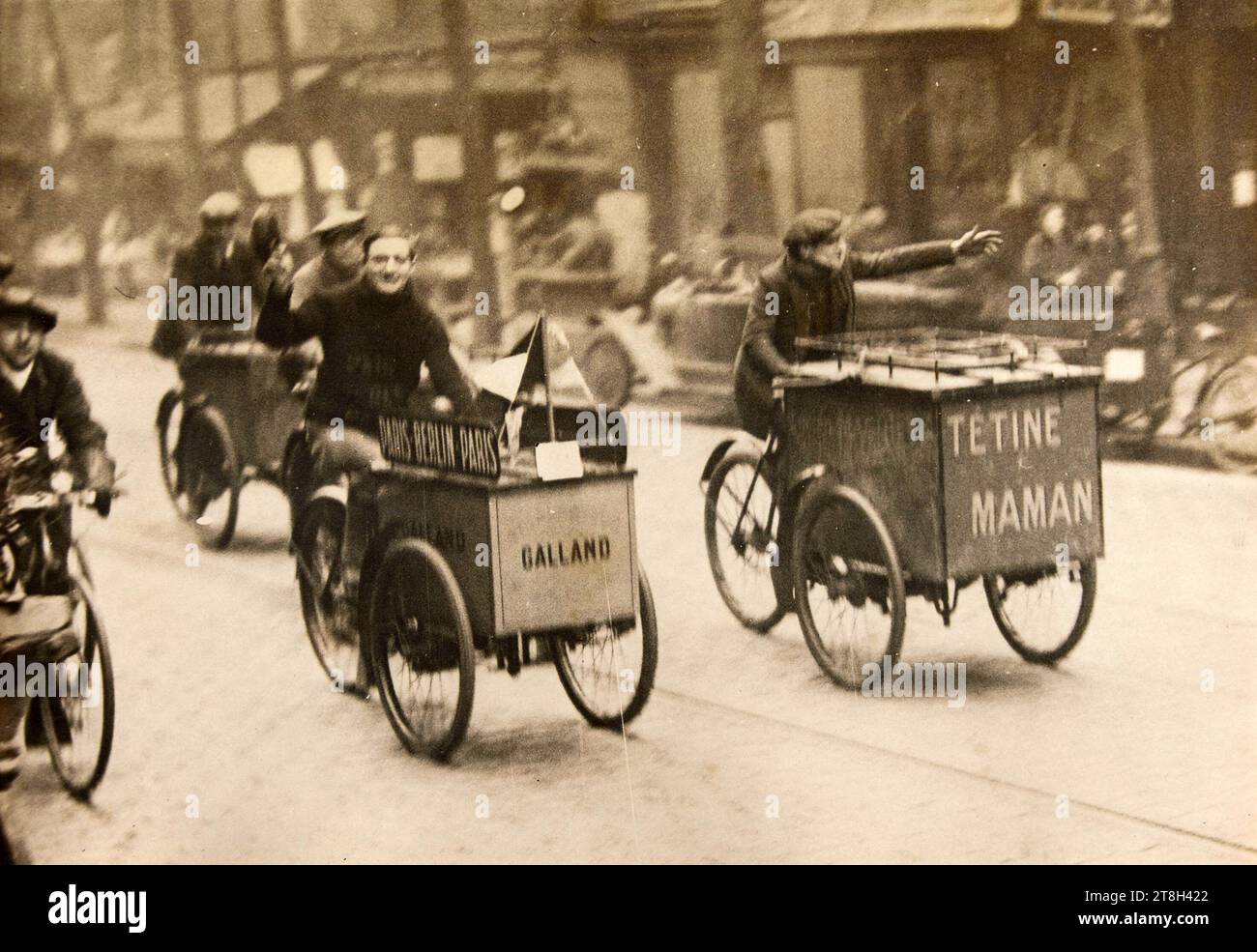 Blick auf den Beginn des von R. Duboc versuchten Überfalls Paris-Berlin, Place de la République, 11. Arrondissement, Paris. 23. Januar 1929, Agence Rol G. Devred, Photographe, EN 23-1-1929, Fotografie, Grafik, Fotografie, Gelatino Silberbromiddruck, Abmessungen - Werk: Höhe: 12,4 cm, Breite: 18 cm, Abmessungen - Rand:, Höhe: 13,1 cm, Breite: 18 cm Stockfoto