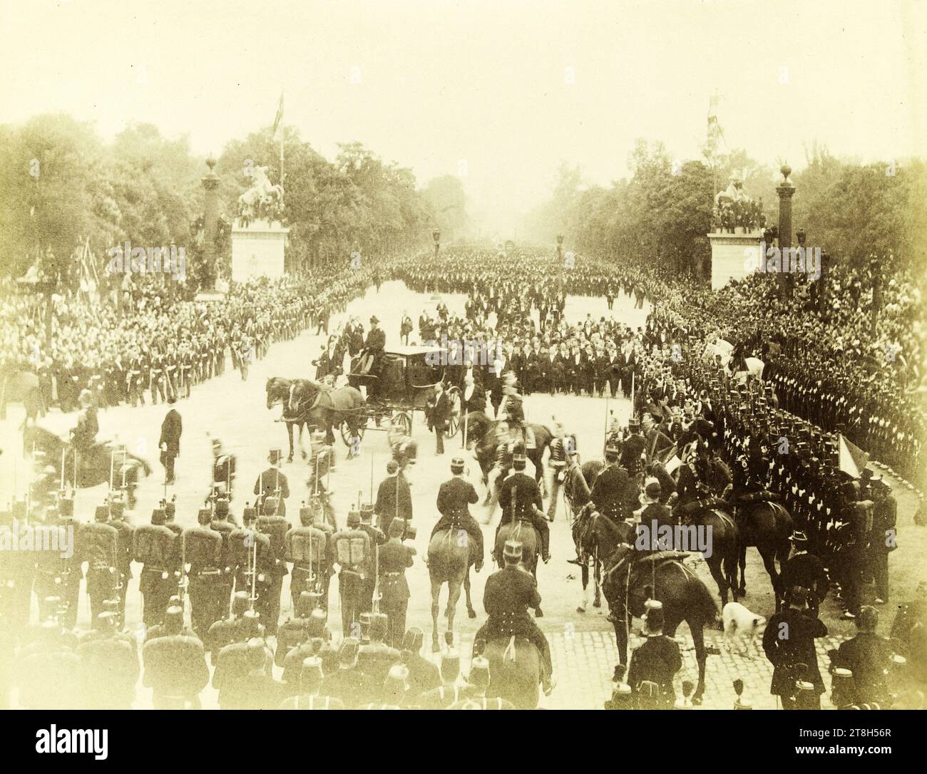 Ankunft des Leichenwagens am Place de la Concorde, 1. Juni 1885, Fotograf, 1-6-1885, 4. Viertel 19. Jahrhundert, Victor Hugo's House - Hauteville House, Fotografie, Albumendruck, Paris, Abmessungen - Werk: Höhe: 21,2 cm, Breite: 27,8 cm, Abmessungen - Antike Montage:, Höhe: 26,8 cm, Breite: 35 cm Stockfoto