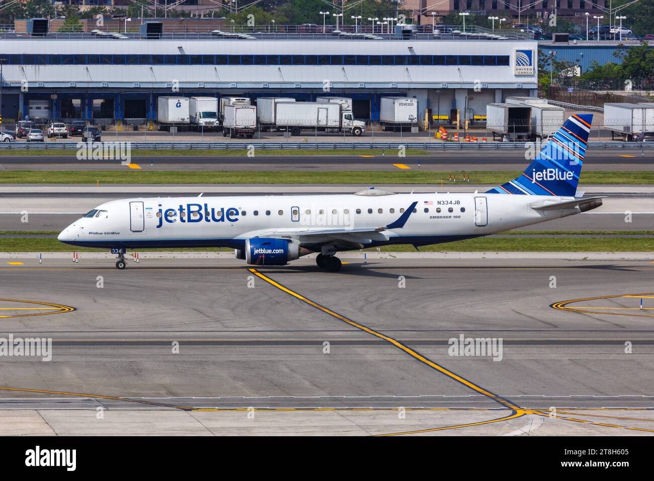 JetBlue Embraer 190 Flugzeug Flughafen New York JFK in den USA New York, USA. , . Ein Embraer 190 Flugzeug der JetBlue mit dem Kennzeichen N334JB auf dem Flughafen New York JFK in den USA. *** JetBlue Embraer 190 Flugzeug New York JFK Flughafen in den USA New York, USA 12 Mai 2023 Ein JetBlue Embraer 190 Flugzeug mit der Registrierungsnummer N334JB am New York JFK Flughafen in den USA Credit: Imago/Alamy Live News Stockfoto