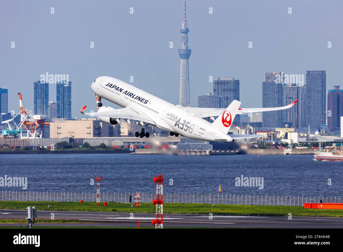 Japan Airlines JAL Airbus A350900 Flugzeug Flughafen Tokio Haneda in Japan Tokio, Japan