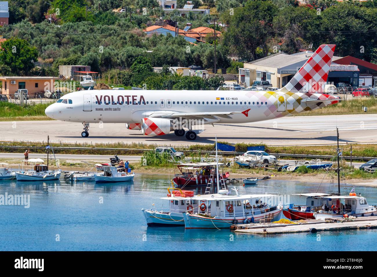 Volotea Airbus A320 Flugzeug Flughafen Skiathos in Griechenland Skiathos, Griechenland - 28. Juni 2023: Ein Airbus A320 Flugzeug der Volotea mit dem Kennzeichen EC-NUO auf dem Flughafen Skiathos JSI in Griechenland. *** Volotea Airbus A320 Flugzeug Skiathos Flughafen in Griechenland Skiathos, Griechenland 28. Juni 2023 Ein Volotea Airbus A320 Flugzeug mit der Registrierung EC NUO am Flughafen Skiathos JSI in Griechenland Credit: Imago/Alamy Live News Stockfoto