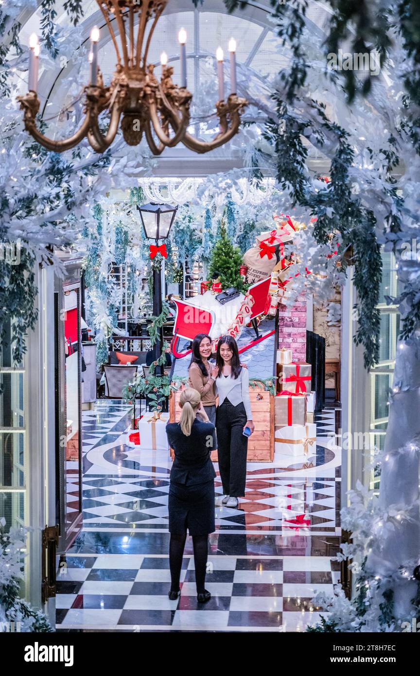 London, Großbritannien. November 2023. Francis Bourgeois (britischer Trainer, Social-Media-Persönlichkeit, Model und Autor) stellt zusammen mit Laurent-Perrier im Savoy Hotel in London die Installation „Coming Home for Christmas“ vor. Guy Bell/Alamy Live News Stockfoto