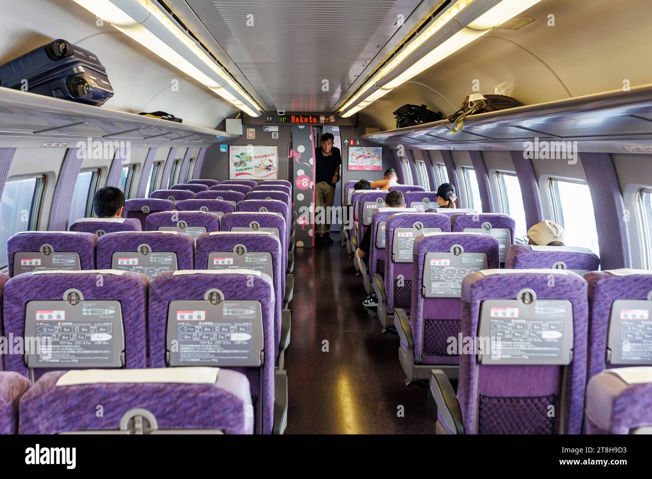 Innenraum eines Shinkansen Hello Kitty Zug Typ 500 Hochgeschwindigkeitszug der Japan Rail JR West im Bahnhof Shin-Kobe, Japan Kobe, Japan - 30. September 2023: Innenraum eines Shinkansen Hello Kitty Zug Typ 500 Hochgeschwindigkeitszug der Japan Rail JR West im Bahnhof Shin-Kobe in Kobe, Japan. *** Innenraum eines Shinkansen Hello Kitty-Zuges Typ 500 des Hochgeschwindigkeitszuges Japan Rail JR West am Bahnhof Shin Kobe, Japan Kobe, Japan 30. September 2023 Innenraum eines Shinkansen Hello Kitty-Zuges Typ 500 des japanischen Rail JR West am Bahnhof Shin Kobe, Japan Stockfoto