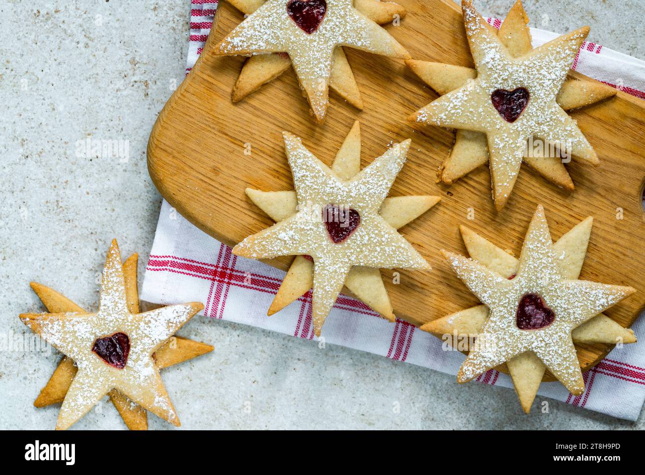 Linzer Cookies – österreichisches Weihnachtsgebäck mit Himbeermarmelade Stockfoto