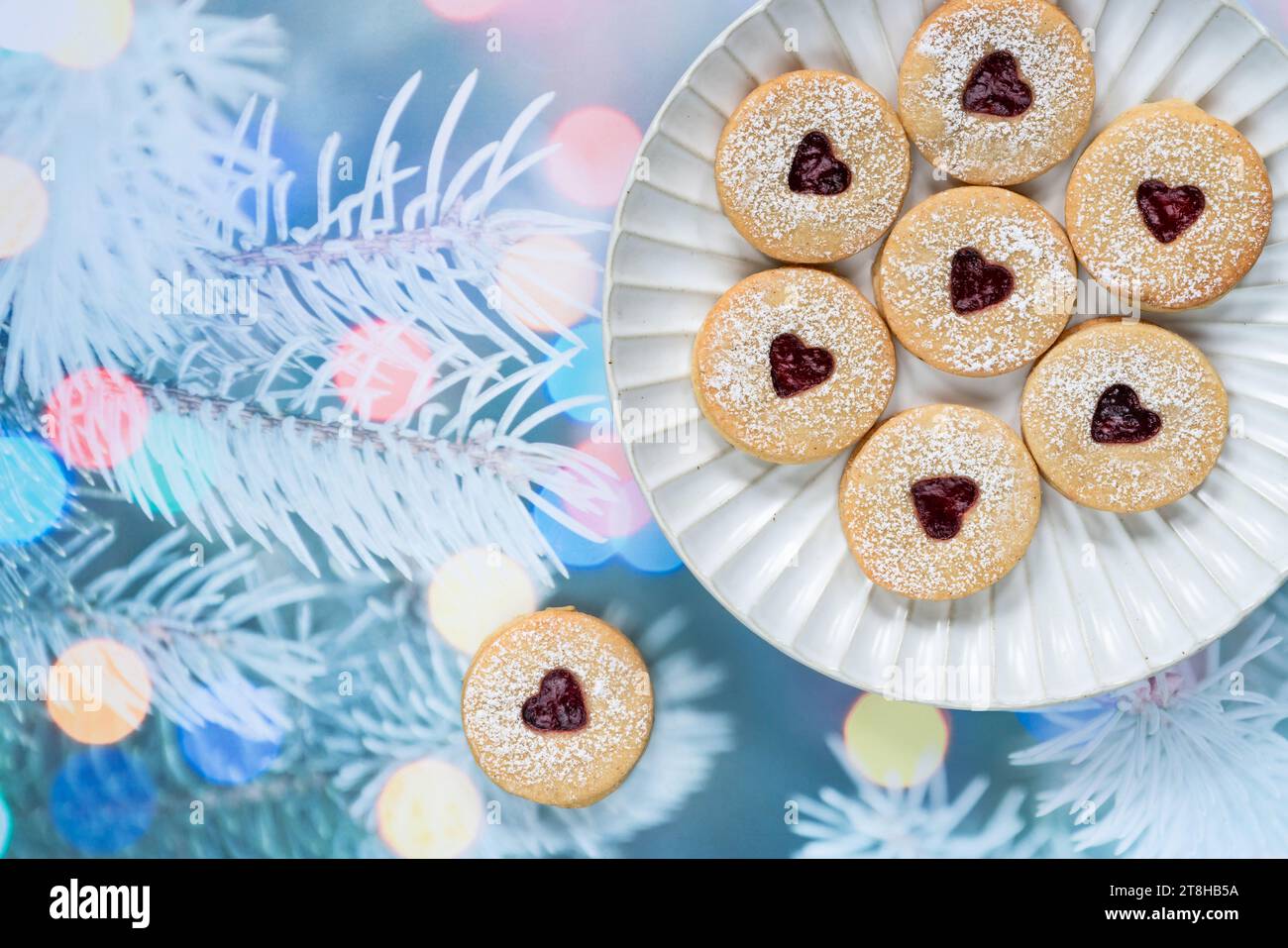 Linzer Cookies – österreichisches Weihnachtsgebäck mit Himbeermarmelade Stockfoto