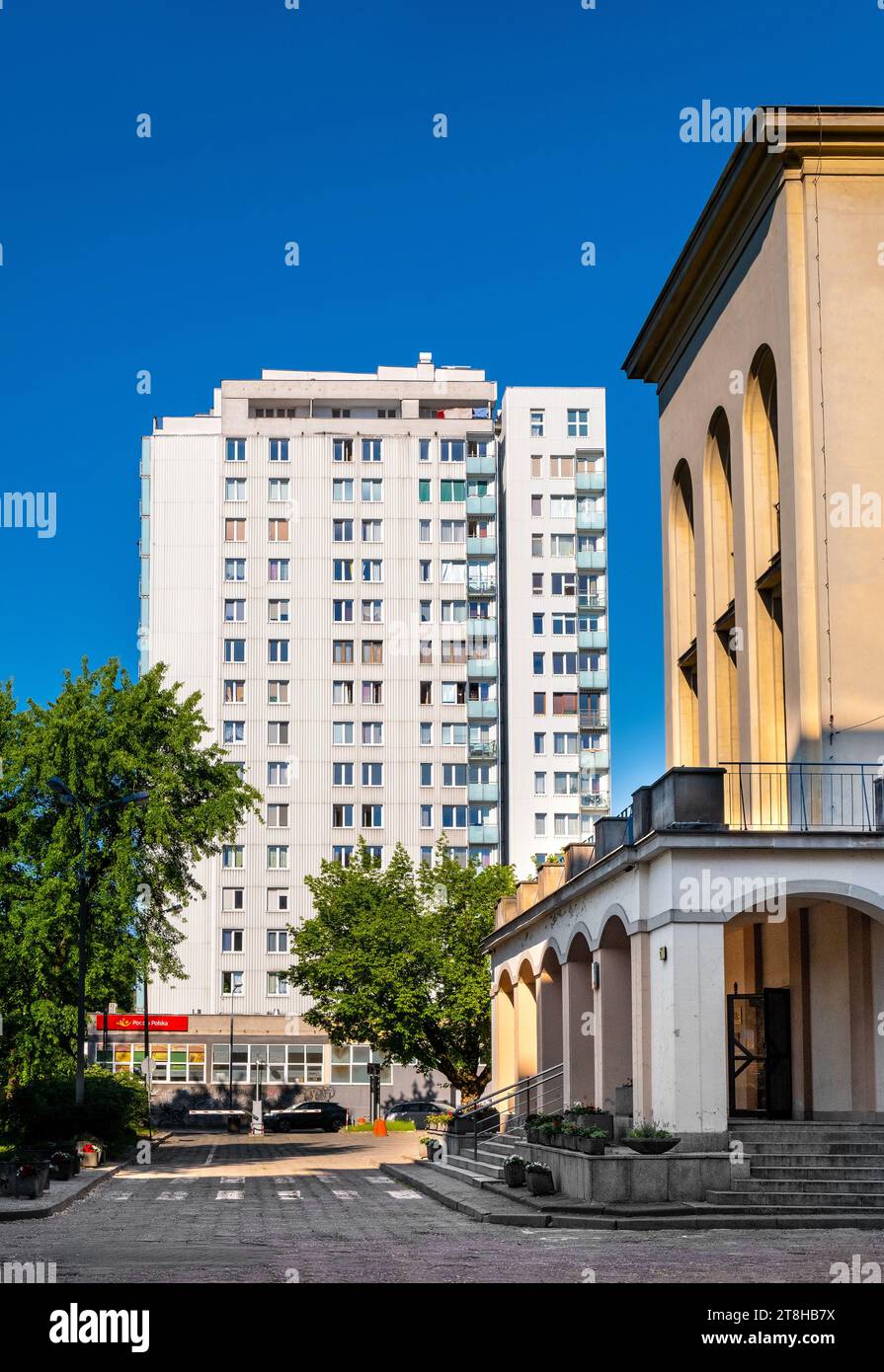 Warschau, Polen - 22. Juni 2021: Kommunistisches großes Wohngebäude in der Bruna-Straße mit Institut für landwirtschaftliche und Lebensmittelbiotechnologie Stockfoto