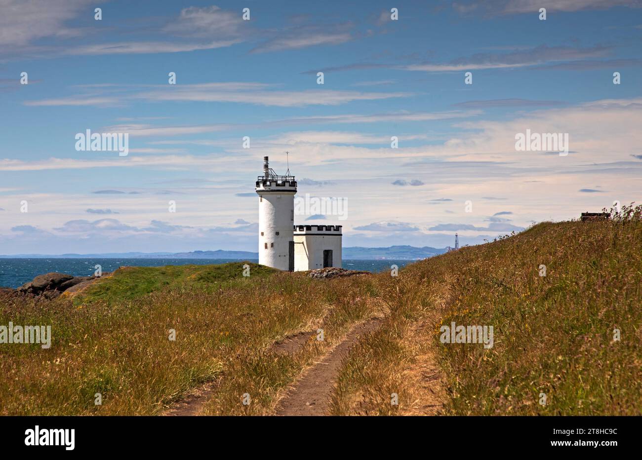 Fife Coastal Path führt zum Leuchtturm Elie Ness, Fife, East Neuk, Schottland, Großbritannien, Vereinigtes Königreich Stockfoto