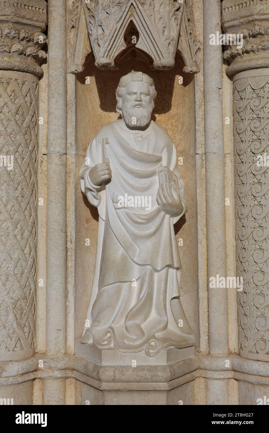 Nahaufnahme einer Petersstatue vor dem Haupteingang der Jakobsdom (1431-1535) in Sibenik, Kroatien Stockfoto