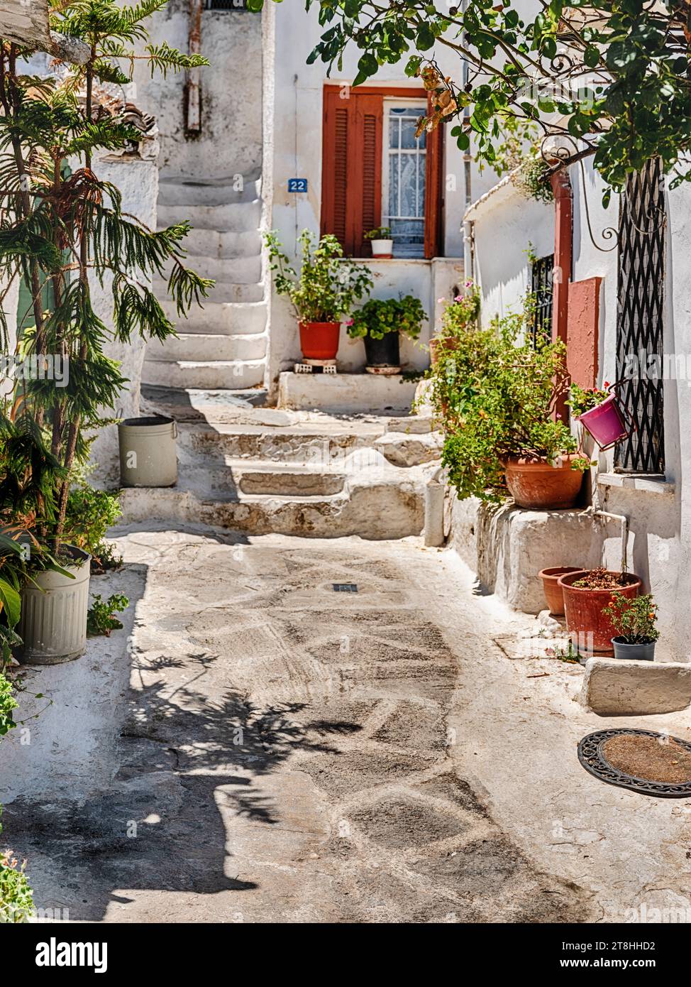 Die Häuser in einer engen Wohnstraße im Stadtteil Plaka von Athen sind alle weiß gestrichen. Stockfoto
