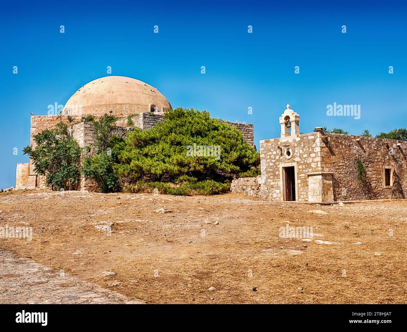 Die Sultan-Ibrahim-Moschee und die Katharinenkirche wurden nebeneinander in der alten Festung Rethymno auf Kreta errichtet. Stockfoto