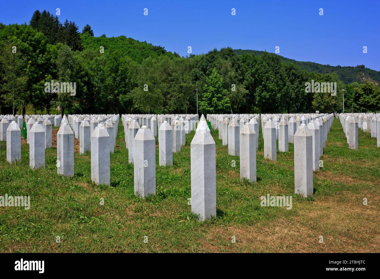 Friedhof mit den Gräbern der muslimischen Opfer des Genozids von Srebrenica (1995) in Potocari, Bosnien und Herzegowina Stockfoto