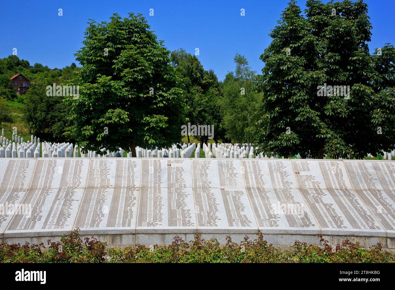 Liste mit den Namen der muslimischen Opfer am Srebrenica Völkermorddenkmal (1995) in Potocari, Bosnien und Herzegowina Stockfoto