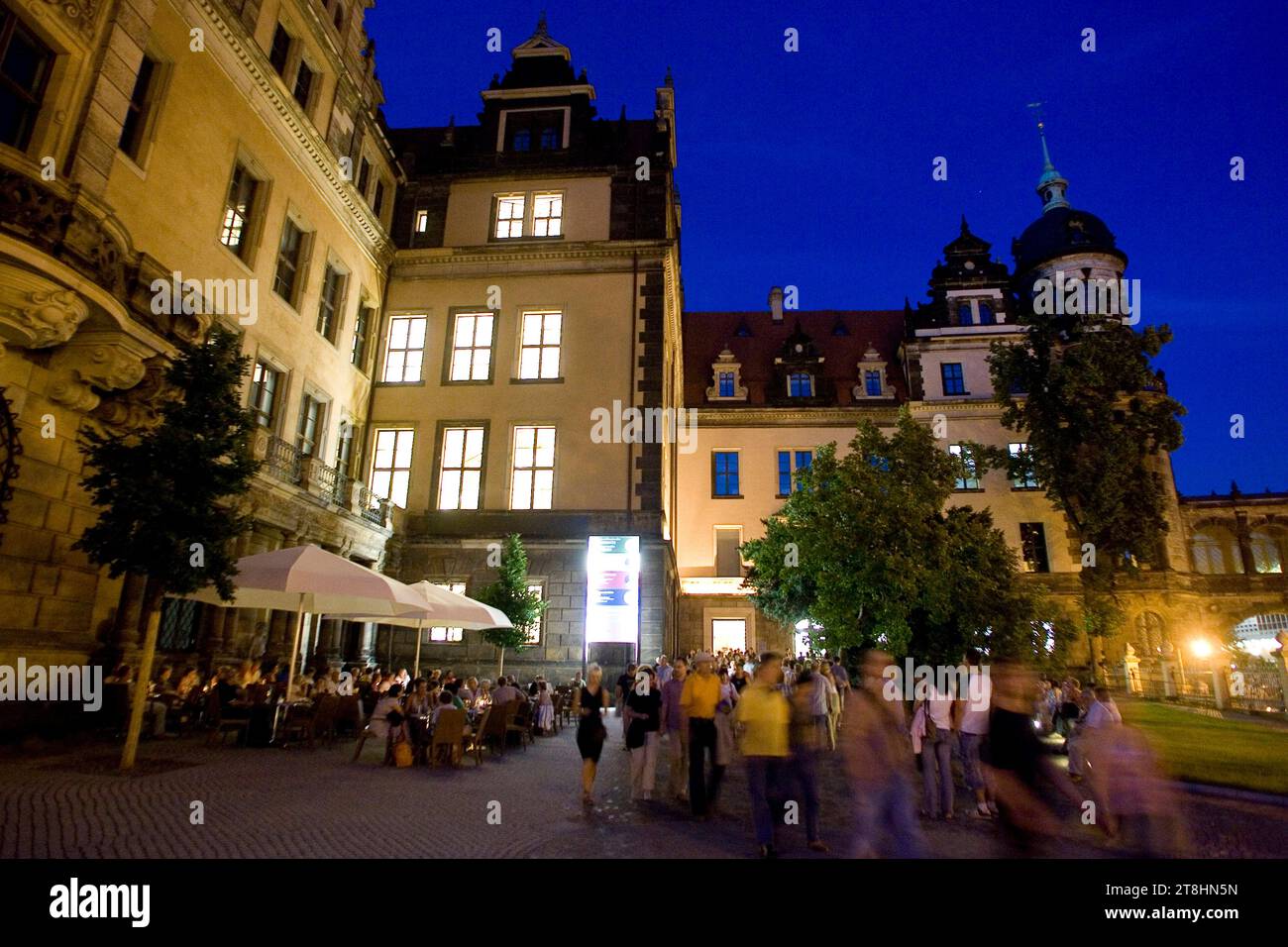 Museumsnacht in Dresden Besucherströme am Residenzschloss mit den Staatlichen Kunstsammlungen. Dresden Sachsen Deutschland *** Museumsnacht in Dresden Besuchermassen im Residenzschloss mit den Staatlichen Kunstsammlungen Dresden Sachsen Deutschland Credit: Imago/Alamy Live News Stockfoto