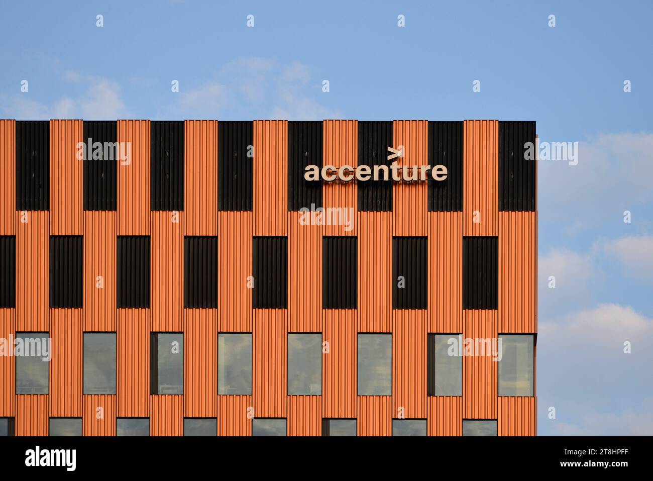 Accenture-Logo auf der Kupferfassade des Wave-Bürogebäudes in Aleja Grunvaldzka, Danzig, Polen, Europa, EU ab 2023 Stockfoto