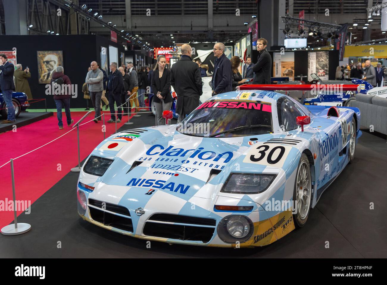 Paris, Frankreich - Rétromobile 2020. Konzentrieren Sie sich auf einen blauen 1998 Nissan R390 GT1. Fahrgestellnr R8. Stockfoto